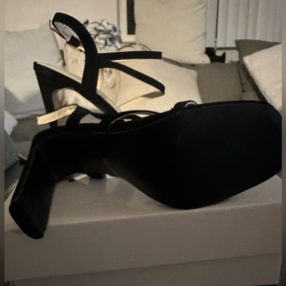 Black high heels - Picture 4 of 5